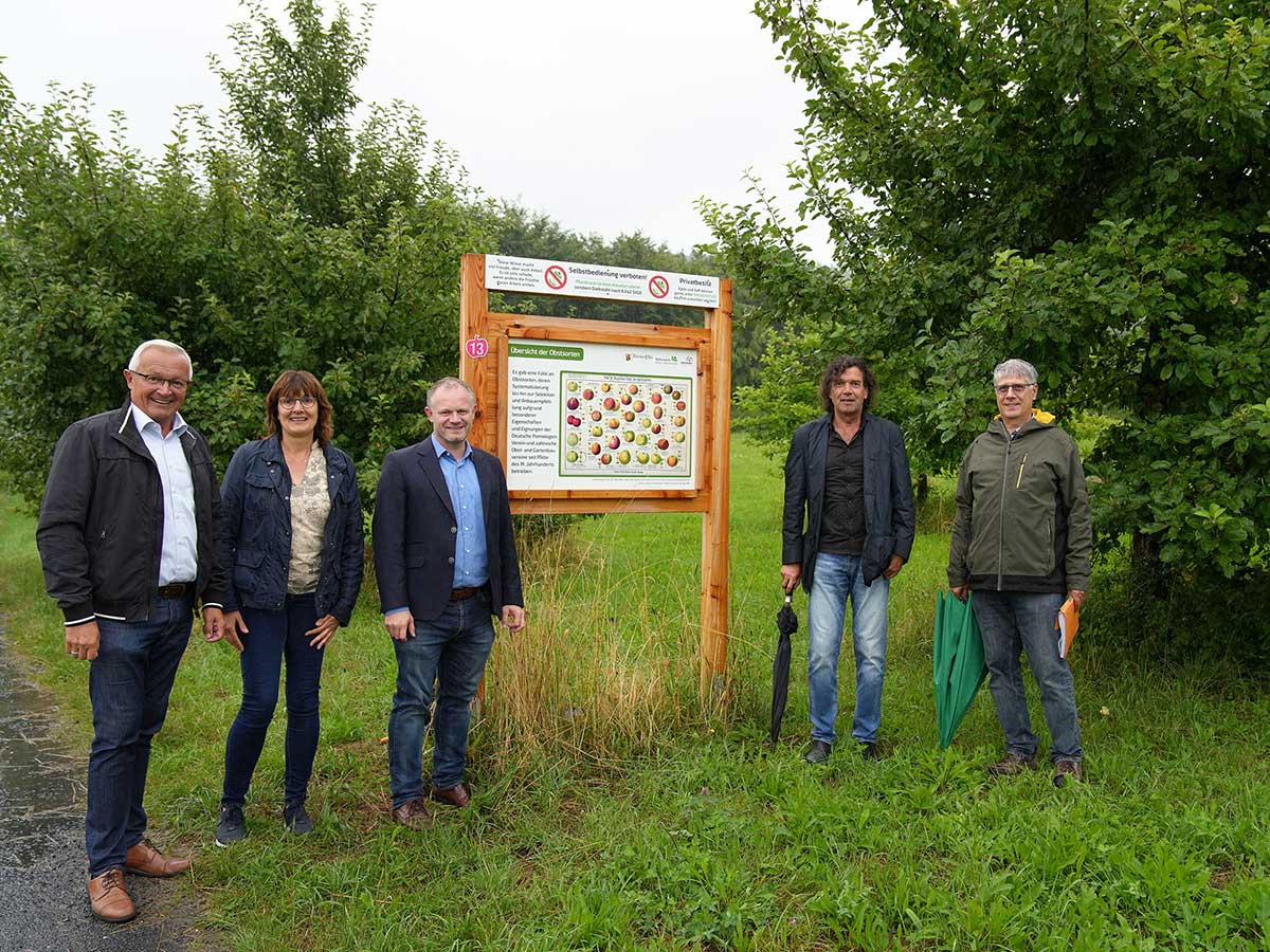 Freuen sich ber den neuen Obst- und Insektenlehrpfad in Heimbach-Weis (von links): Landrat Achim Hallerbach als stellvertretender Vorsitzender des Naturparks Rhein-Westerwald, Irmgard Schrer, Geschftsfhrerin Naturpark Rhein-Westerwald, Oberbrgermeister Jan Einig, Dr. Reinhard Lahr und Armin Brz vom Stadtbauamt. (Foto: Stadt Neuwied/Schneberg)