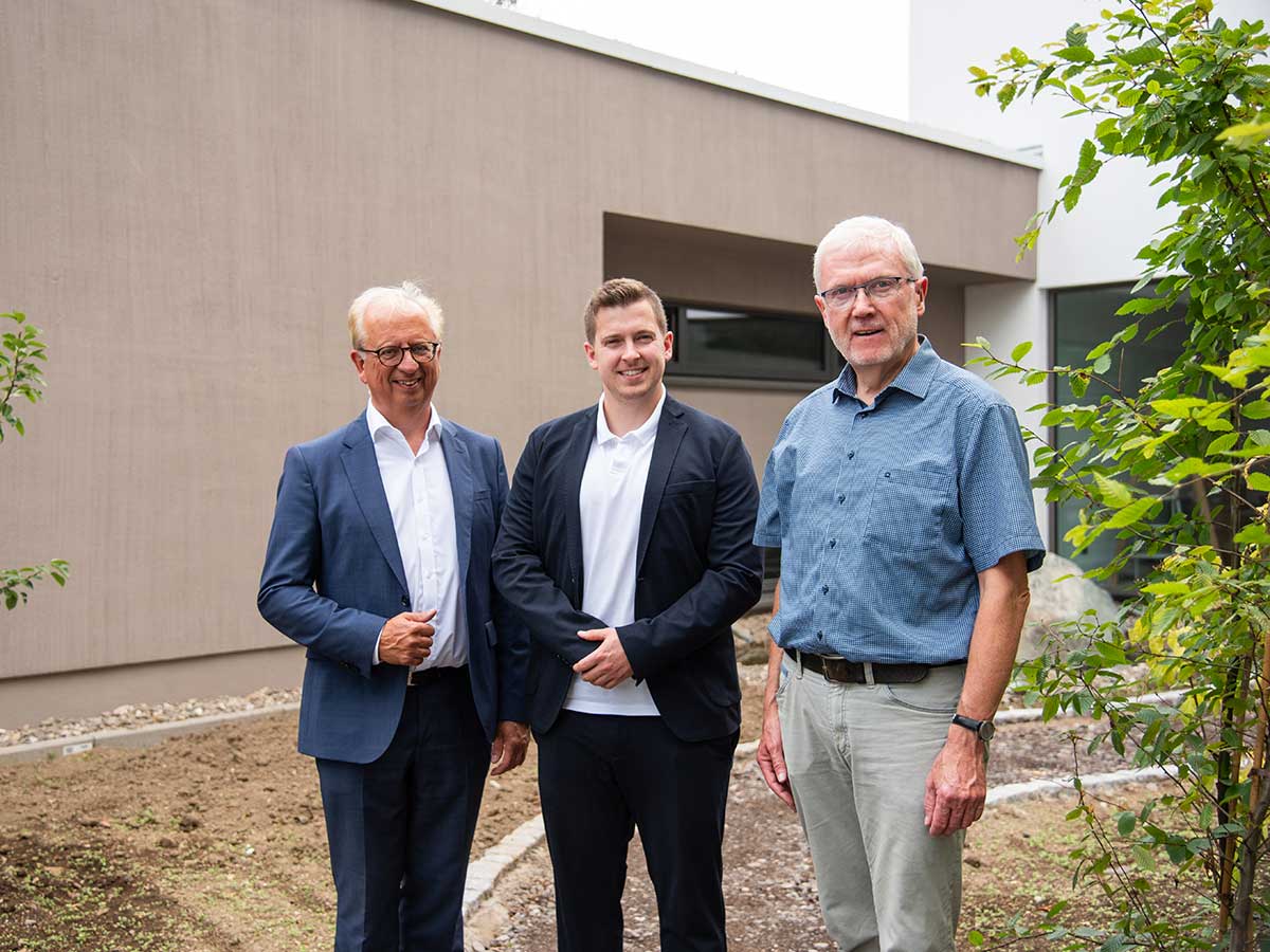 Daniel Wichmann, Stiftungsleiter der Wirtgen Stiftungen (Bildmitte) besuchte die Baustelle des knftigen Rhein-Wied Hospiz und bergab Christoph Drolshagen, dem Geschftsfhrer der Hospiz im Landkreis Neuwied gGmbH (rechts), und Dr. Heinz-Jrgen Scheid, dem Vorsitzenden des Vorstandes der Marienhaus Stiftung, einen Spendenscheck in Hhe von 50.000 Euro. (Foto: Christian Belz, Marienhaus-Gruppe)