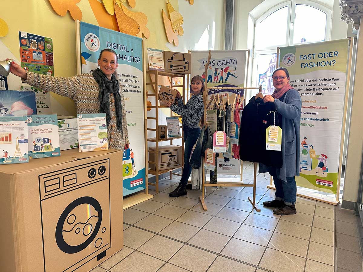 Auch Janine Sieben, Klimaschutzmanagerin, und Angelina Zahn, Klimaanpassungsmanagerin des Landkreises Neuwied freuen sich mit Ruth Preywisch von der Verbraucherzentrale Rheinland-Pfalz e.V. ber viele Ausstellungsbesucher. (Foto: Thomas Herschbach)