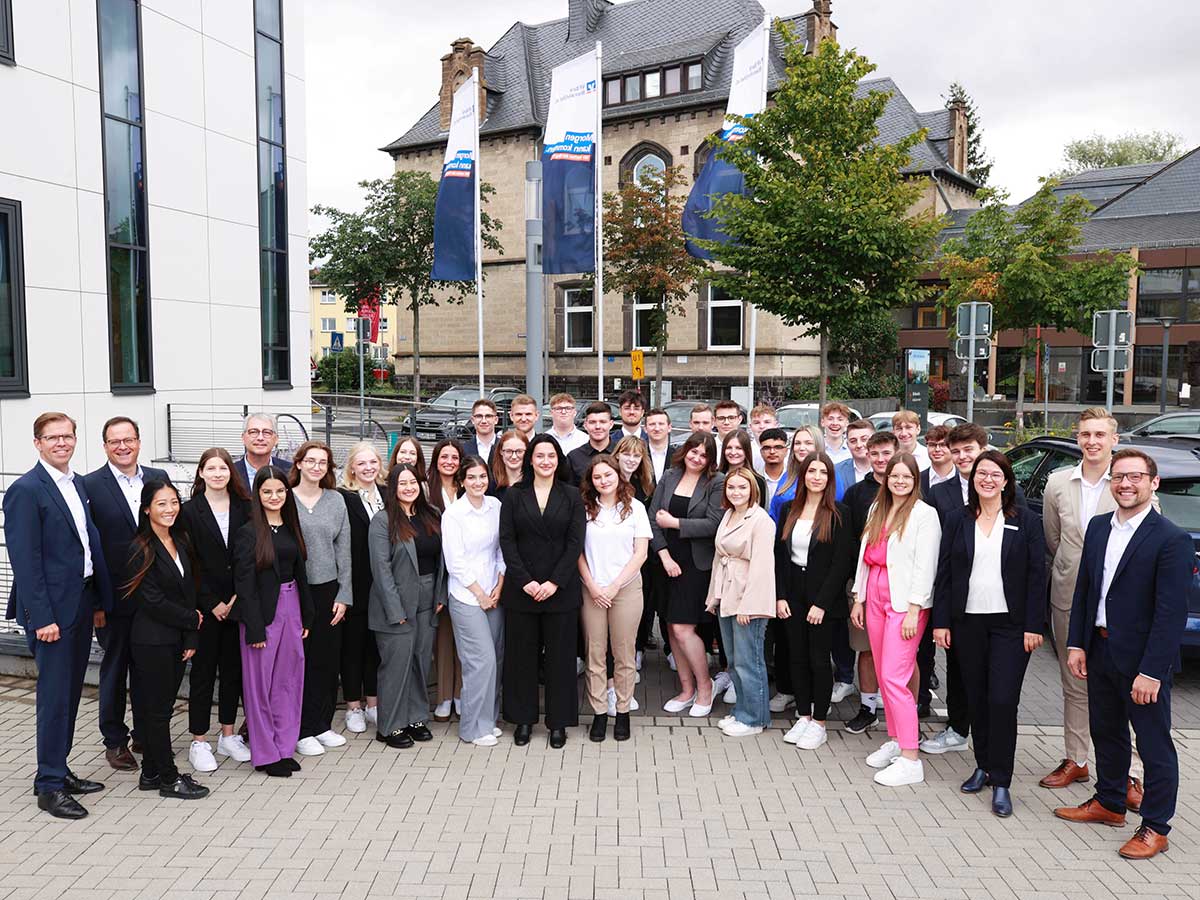 36 junge Kollegen haben zum 1. August ihre Ausbildung beziehungsweise ihr Jahrespraktikum bei der VR Bank RheinAhrEifel eG begonnen. Begrt wurden sie in Mayen durch die Vorstnde Sascha Monschauer, Markus Mller und Michael C. Kuch sowie den Ausbildungsleitern Elke Breidbach und Fabian Hockertz. (Foto: Marco Rothbrust)