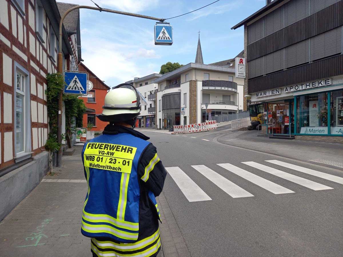 Beschdigte Gasleitung fhrt zur Sperrung der Hauptstrae Waldbreitbach