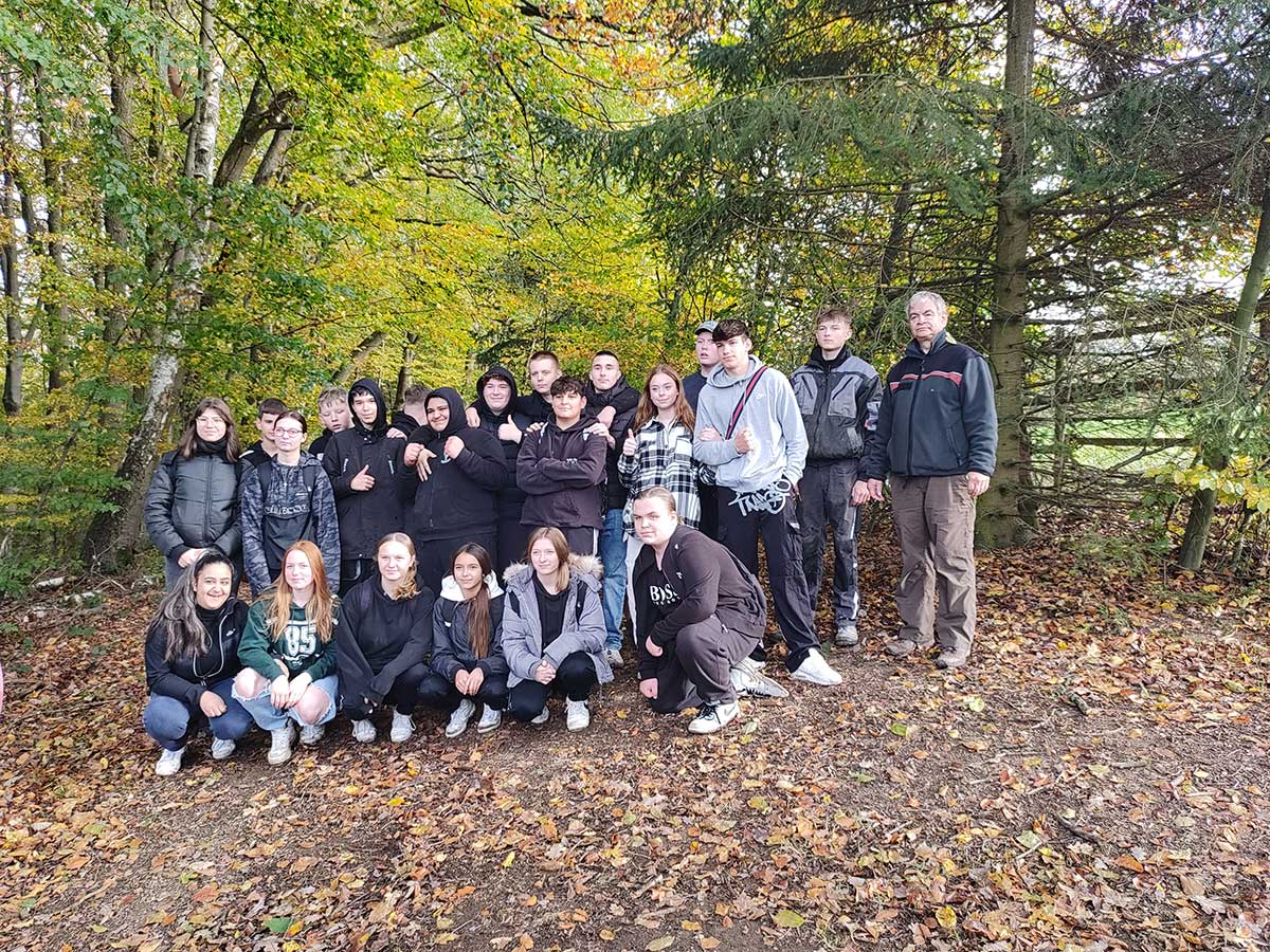 Schler der Klassen 9c und 9d, rechts ganz auen Dieter Steinebach (Foto: Astrid Sturmberg)