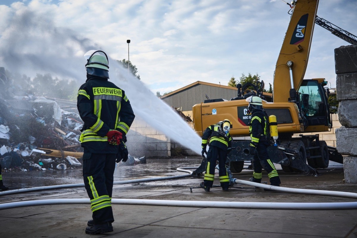 Feuerwehrbung bei der Firma Nabrho in Anhausen: Dramatisches Szenario erfolgreich bewltigt