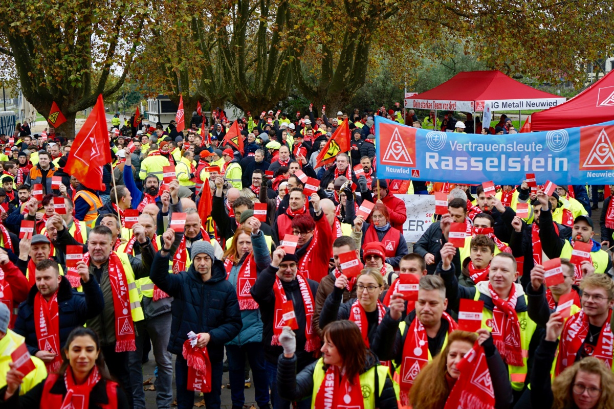 Bei dem Warnstreik der IG Metall Neuwied in Andernach nahmen 800 Kollegen teil (Fotos: Meta Welling)