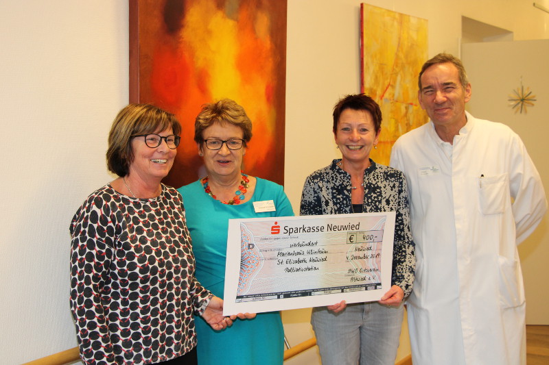 Von links: Martina Benner (Schriftfhrerin der AWO Altwied), Therese Schneider (Krankenhausoberin), Christine Gallert (Vorsitzende AWO Altwied) und Dr. Christian-Ren de Mas (Chefarzt der Gastroenterologie und Palliativstation) freuen sich ber 400 Euro fr die Palliativstation.