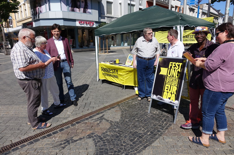 Siegfried Kowallek und Inge Rockenfeller im Gesprch mit Brgermeister Michael Mang, Manfred Kirsch, Stefan Khr, Tsiko Amesse und Susanne Kudies (v. l. n. r.) Foto: privat