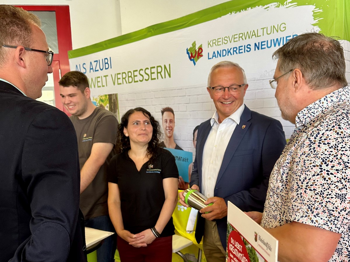 Landrat Achim Hallerbach und der 1. Kreisbeigeordnete Philipp Rasbach besuchten auf ihrem Rundgang auch den Stand der Kreisverwaltung Neuwied mit Ausbildungsleiterin Nesrin Uslu und dem Leiter des Naturgenuss-Partner-Projekts, Jrg Hohenadl. (Foto: Thomas Herschbach)