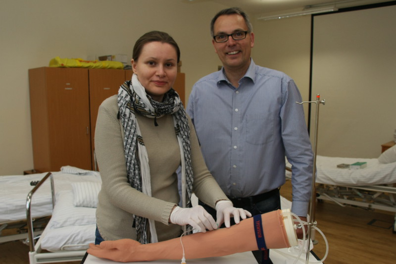 Yelyzaveta Swidtschenko mit dem Leiter der Krankenpflegeschule, Udo
Hoffmann. Foto: Privat