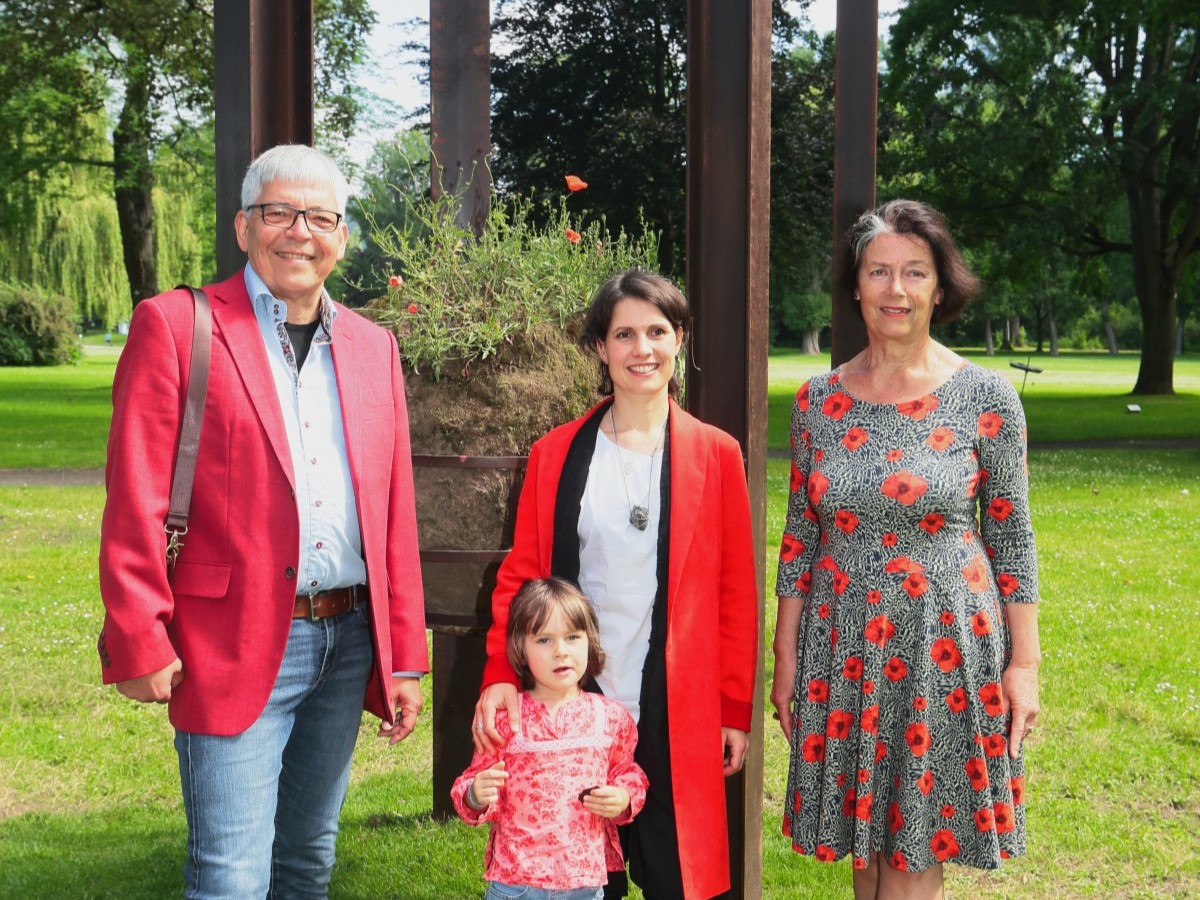 Laura Sacher (Mitte) mit den Stiftern Dr. Beate Kummer und Christoph Dnzer-Vanotti (Fotos: Kornelia Danetzki)