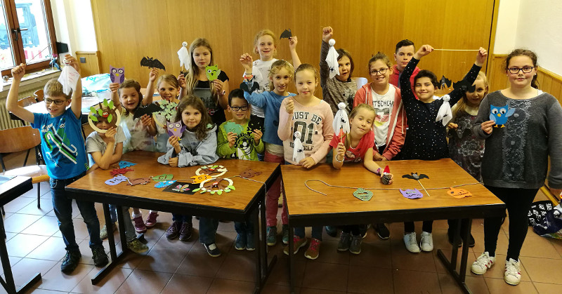 Kinder bastelten Herbstdekoration im Pfarrheim