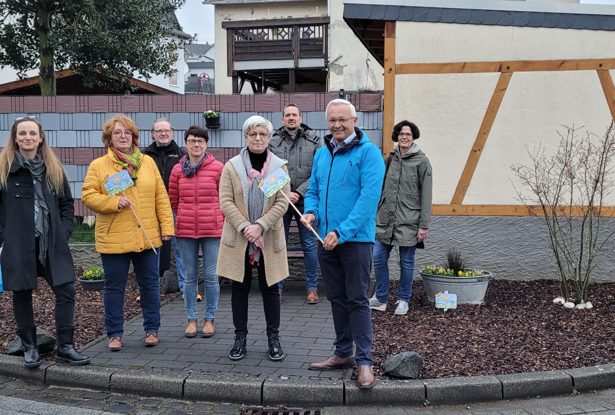 (von links) Janine Sieben, Cornelia Runkel, Bernd Juhn, Martina Dittrich, Birgit Mertgen, Ortsbrgermeister Heiko Schlosser, Landrat Achim Hallerbach und Dr. Eva Neuhaus. (Foto: KV Neuwied)