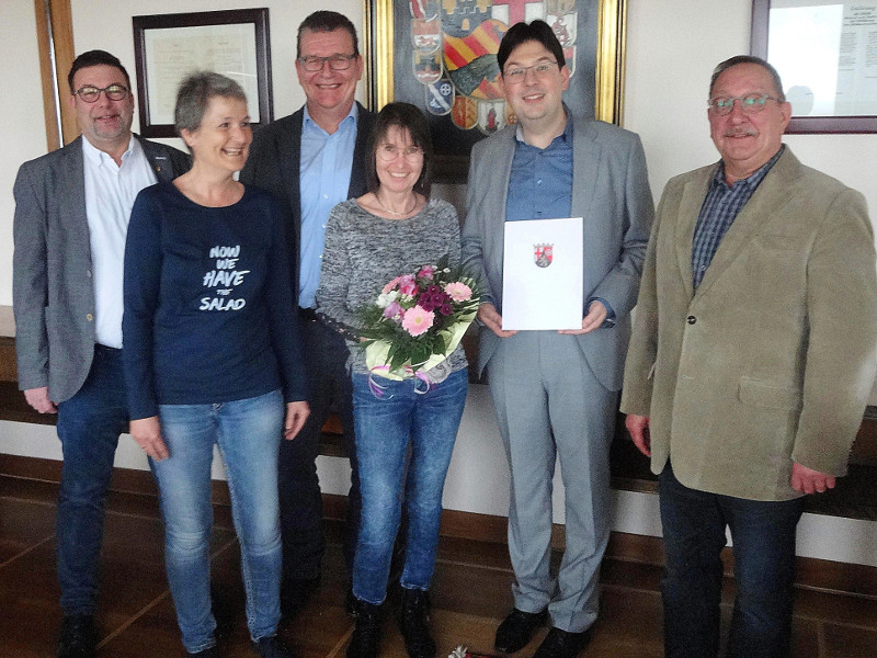 Gratulierten Barbara Lippok (Mitte) zu ihrem Jubilum (v.l.): Joachim Datzert (stellvertretender Amtsleiter), Stefanie Stavenhagen (stellvertretende Vorsitzende Personalrat), Jrg Hergott (Vorsitzender Personalrat), Brgermeister Michael Mang und Hans-Peter Schmitz (Amtsleiter). Foto: Pressebro Neuwied