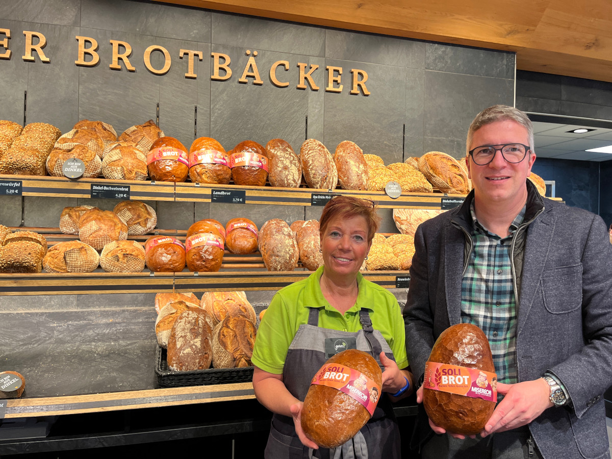 Verkuferin Britta Engel und Inhaber Wolfgang Geisen mit dem "Soli-Brot". (Foto: Julia Frder/Bistum Trier)