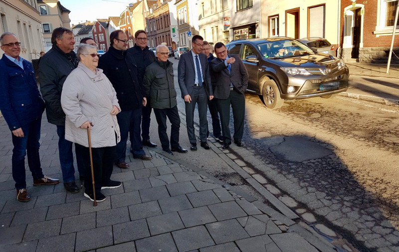 SBN-Chef Stefan Herschbach erluterte den Mitgliedern der CDU-Fraktion vor Ort in der Dierdorfer Strae die mit dem Oberbrgermeister und der Verwaltung gefundene Lsung. Foto: Privat