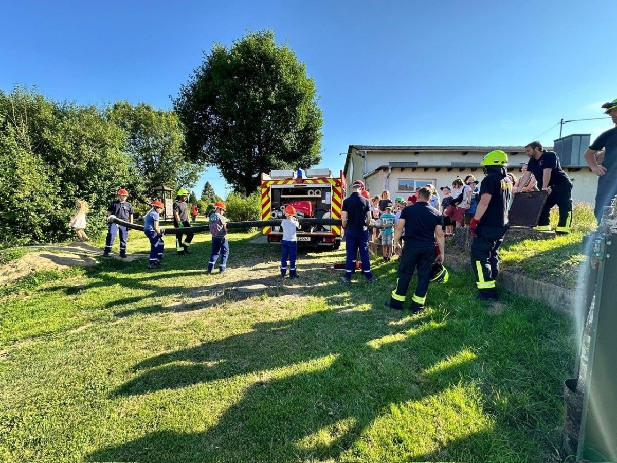 Jugendfeuerwehr begeistert Kinder und Eltern (Fotos: Verbandsgemeindeverwaltung Dierdorf)