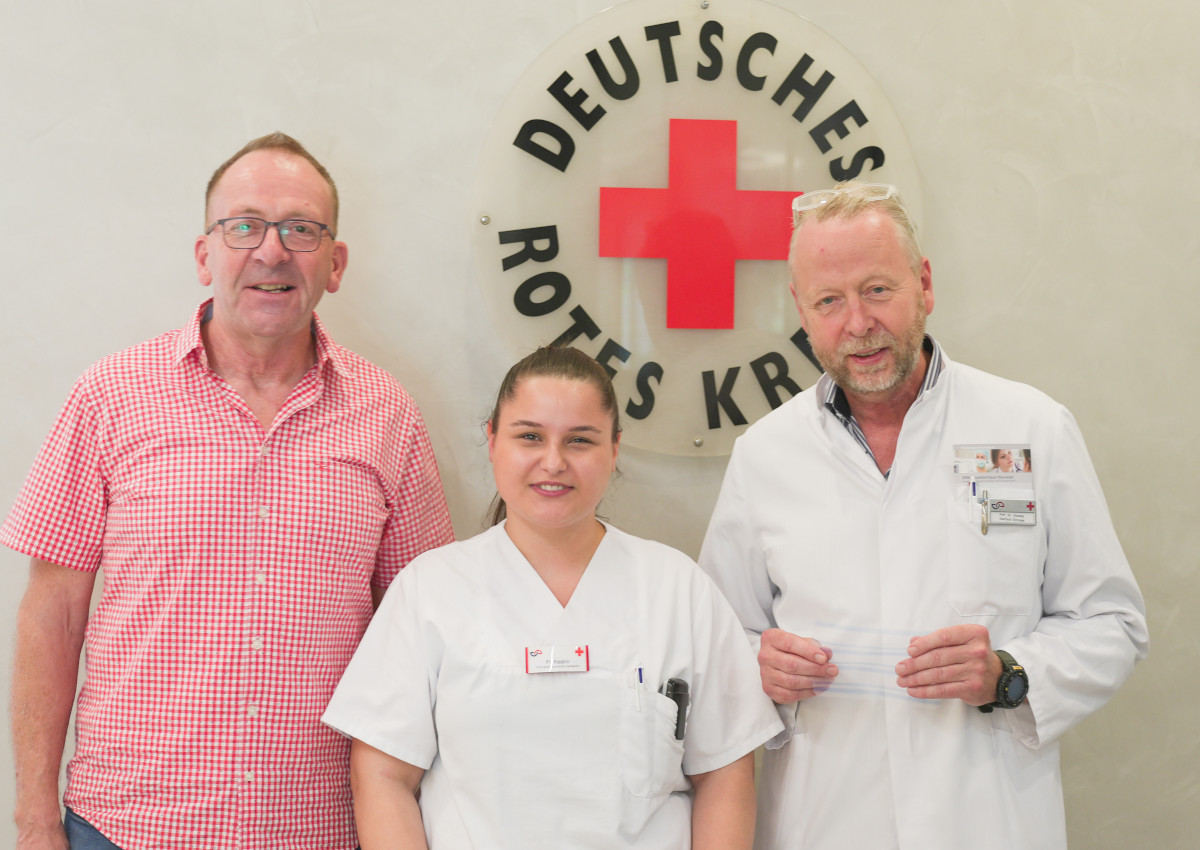 Wolfgang Kluwig (links) ist der 1000. Patient, den das Team um Prof. Standop (rechts) in die Studie aufnehmen konnte. (Foto: DRK Krankenhaus Neuwied)