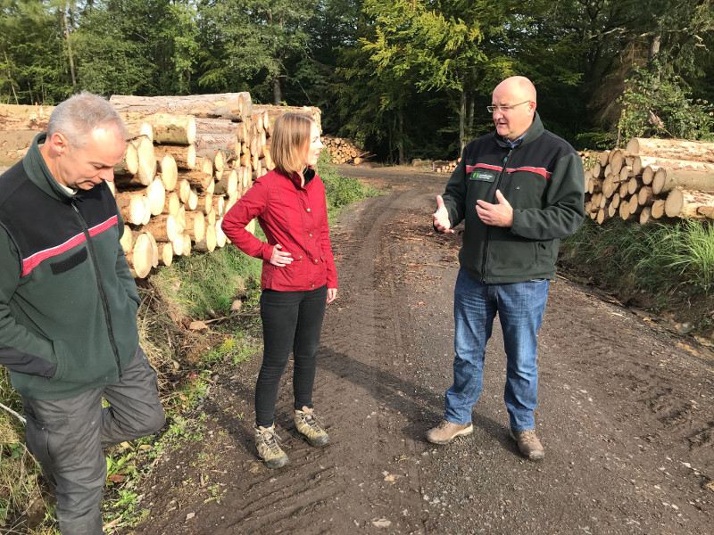 Ellen Demuth war mit Forstamtsleiter Uwe Hoffmann vom Forstamt Dierdorf und Revierleiter Thomas Tullius im Revier Linz/Unkel zur Waldbegehung unterwegs. Foto: Brgerbro Demuth