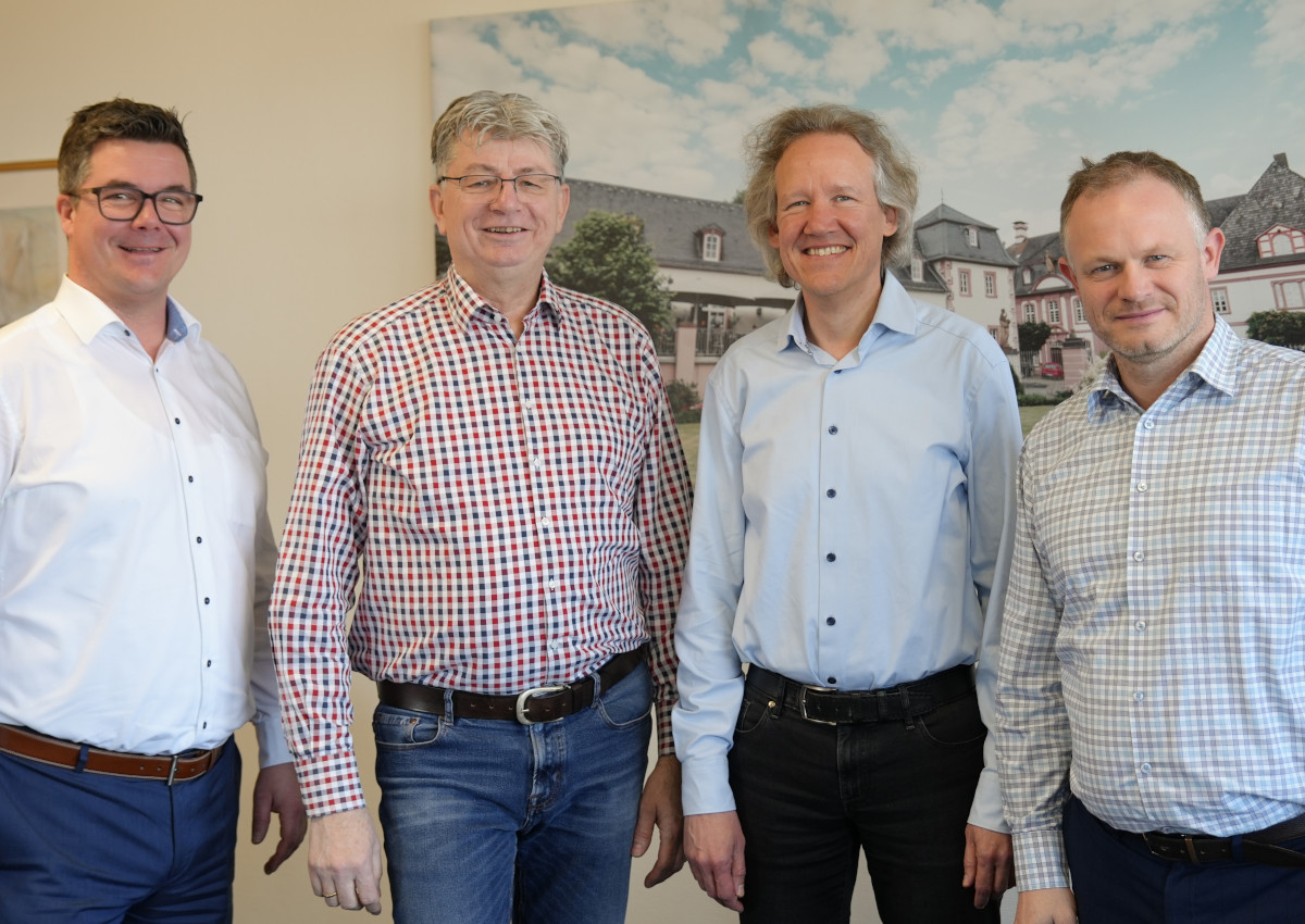 Oberbrgermeister Jan Einig (re.) freut sich mit (von links) Brgermeister Peter Jung und Beigeordneter Ralf Seemann auf die weiterhin enge Zusammenarbeit mit der Diakonie Neuwied - fortan unter Leitung von Carsten Stumpenhorst. (Foto: Stadt Neuwied/Maxie Meier)