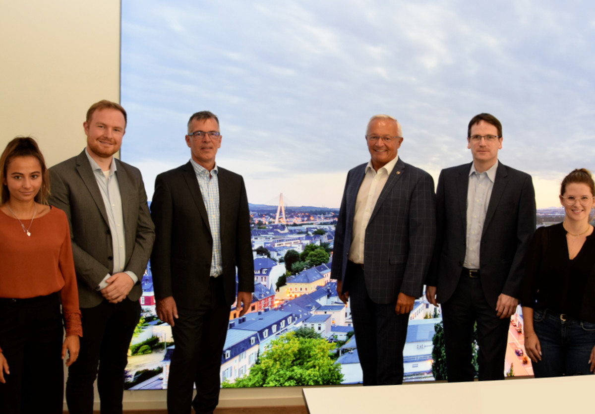 Landrat Achim Hallerbach (3. von rechts) und Wirtschaftsfrderer Harald Schmillen (2. von rechts) begrten die Vertreter des DigiMit2 Kompetenzzentrums an der Hochschule Koblenz, La Daiz, Hendrik Solscheid, Prof. Dr. Holger Reinemann und Simone Ulrich (von links).  (Foto: Kreis Neuwied)