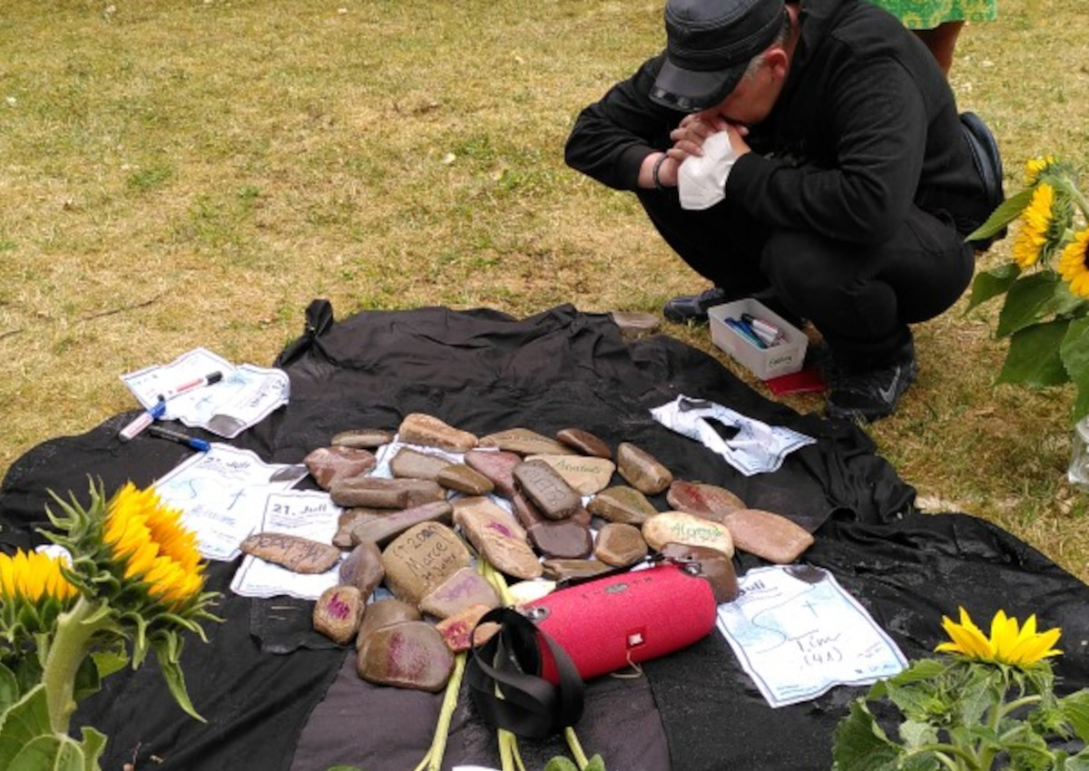 Die Namen der Verstorbenen wurden auf Steinen verewigt. (Foto: Josef Freise)