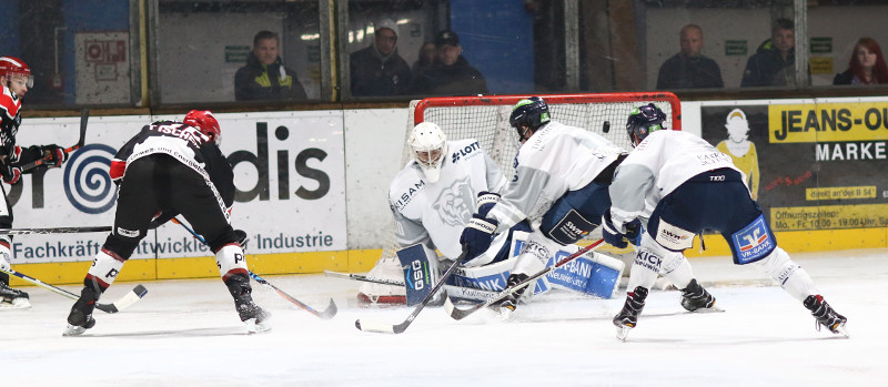 Felix Kllejan, Robin Schtz und Stephan Frhlich kommen zu spt:
Matt Fischer bringt die EGDL mit 1:0 in Fhrung. Foto: EHC
