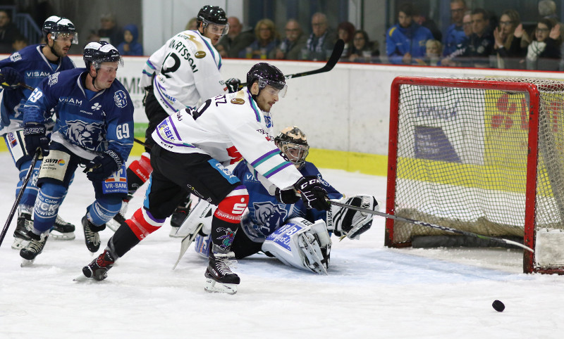 Neuwieds Keeper Jendrik Allendorf hatte gegen Essen viele Gelegenheiten sich auszuzeichnen. Hier streckt er sich nach einem Schuss von Andr Gerartz. Er schoss die Bren einst im Jahr 2016 mit den Hannover Indians aus den Oberliga-Playoffs. Foto: EHC Neuwied