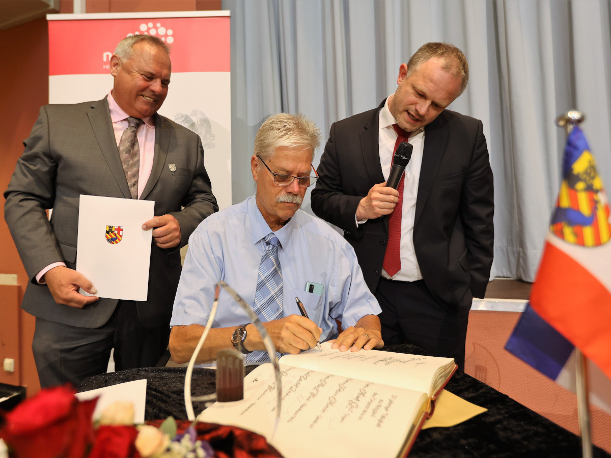 Uwe Preis (Mitte) und Karl-Heinz Wilhelmy (links) haben sich als Ortsvorsteher verdient gemacht. (Foto: Pressebro Stadt Neuwied)