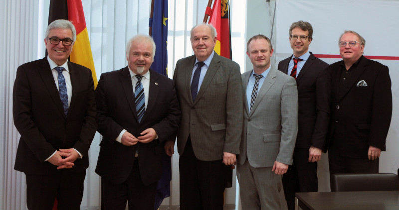 Innenminister Roger Lewentz (li.) hat Ferhat Cato (2.v.li.) die
Ehrennadel des Landes berreicht. Foto: MdI RLP