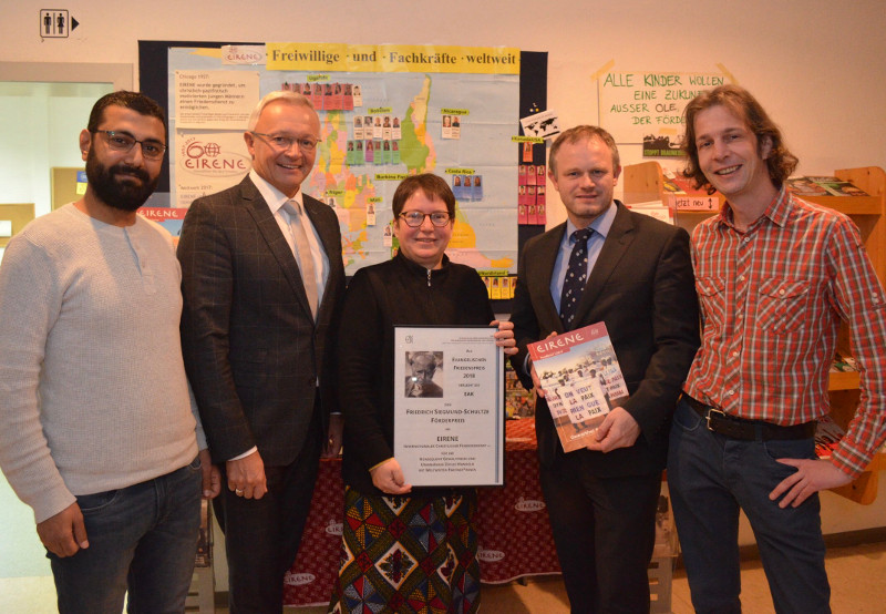 Bilal Al Masri, Landrat Achim Hallerbach, EIRENE-Geschftsfhrerin Dr. Anthea Bethge, Oberbrgermeister Jan Einig und EIRENE-Pressesprecher Thorsten Klein tauschen sich ber die wichtige Arbeit der EIRENE Friedensarbeit aus. Foto: Privat
