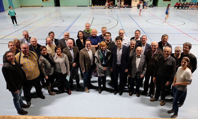 Vor Vertretern von Verwaltung, Stadtrat, Ausschssen, Ortsbeirat, Sportvereinen und der benachbarten Kunostein-Schule erinnerte Brgermeister Michael Mang an den vor 50 Jahren erfolgten Bau der Groturnhalle in Engers. Foto: Pressebro Neuwied
