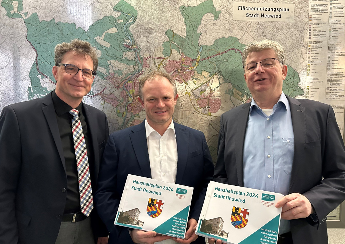 Kmmerer Andreas Seiler (von links), Oberbrgermeister Jan Einig und Beigeordneter Ralf Seemann haben fr das Jahr 2024 einen Haushaltsplan vorgelegt, der groe Investitionen in die Zukunft der Stadt vorsieht. (Foto: Ulf Steffenfauseweh)