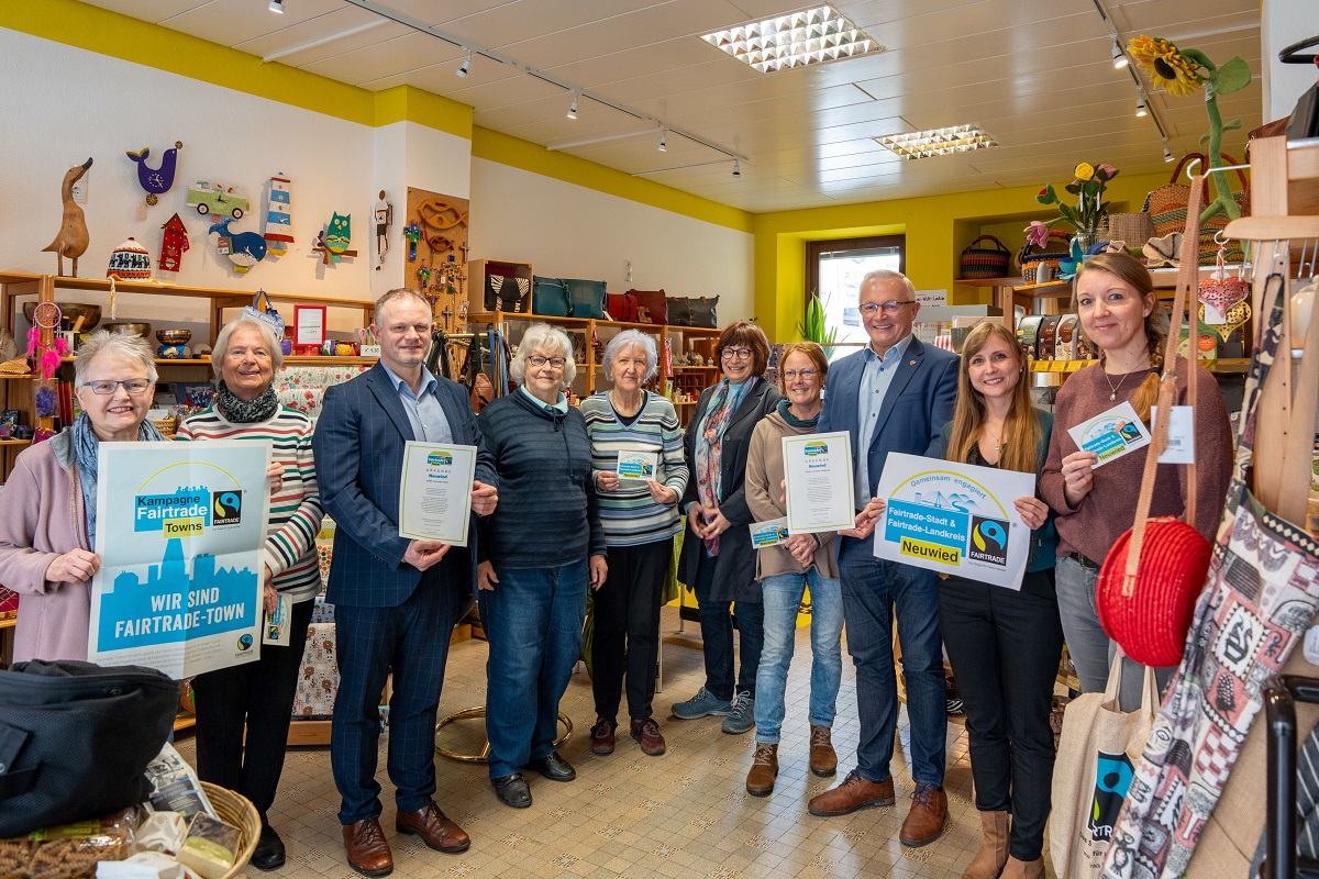 Im Neuwieder Eine-Welt-Laden freuen sich Alena Linke (Steuerungsgruppe Stadt Neuwied), Angelina Zahn (Steuerungsgruppe Kreis Neuwied), Oberbrgermeister Jan Einig, Landrat Achim Hallerbach sowie Ehrenamtliche des Eine-Welt-Ladens, dass der Fairtrade-Titel verlngert wurden. (Foto: Kreisverwaltung Neuwied / Martin Boden)