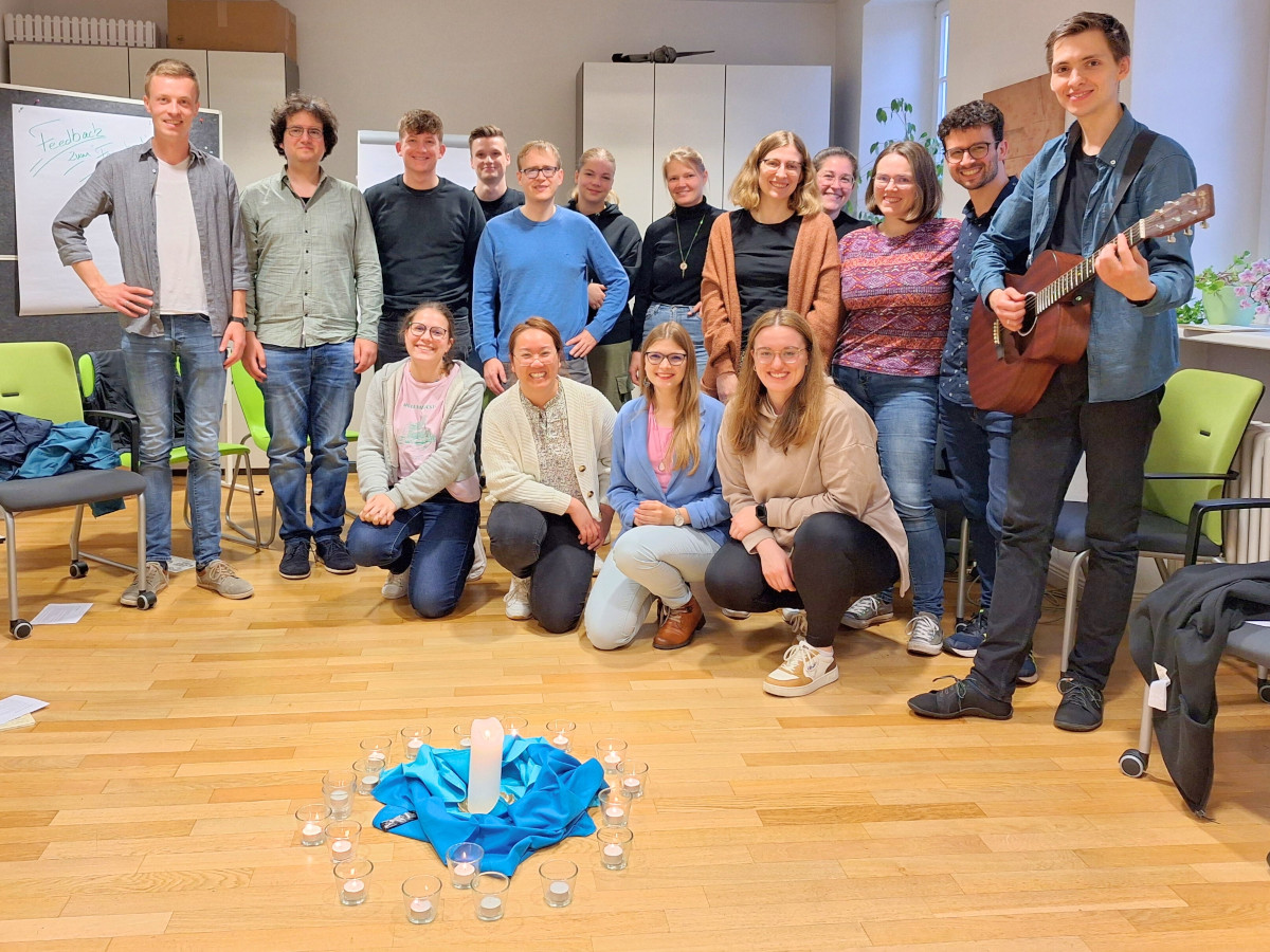 Gute Stimmung herrscht beim ersten "Feierabend", einem spirituellen Angebot fr junge Menschen aus der Region zwischen Koblenz, Neuwied und Andernach, im Neuwieder Stadtteil Heimbach-Weis. (Foto: Tobias Wolff)