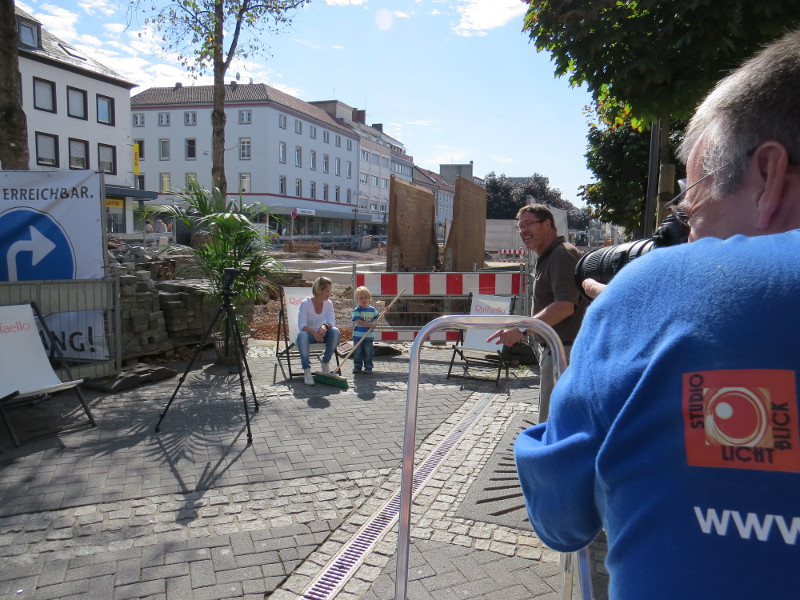 Lustiges Foto-Shooting beim Bau des zentralen Bushaltepunktes. Foto: Pressebro Neuwied