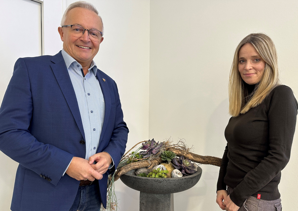 Trafen sich zum Ideenaustausch: Landrat Achim Hallerbach und Melitta Fechner von der Kassenrztlichen Vereinigung Rheinland-Pfalz. (Foto: Thomas Herschbach) 