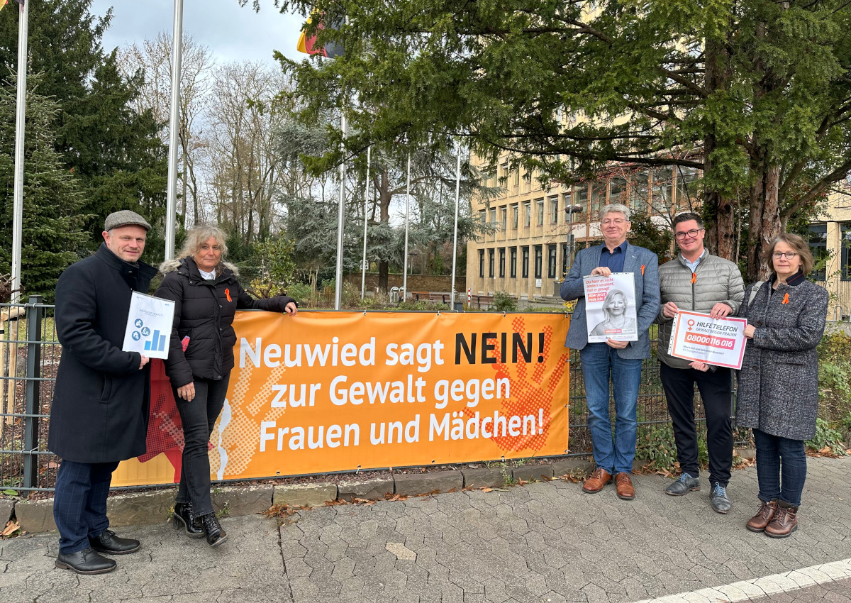 (von links) OB Jan Einig, Gleichstellungsbeauftragte Astrid Thol, Beigeordneter Ralf Seemann, Brgermeister Peter Jung und Gleichstellungsbeauftragte Birgit Bayer beziehen klar Stellung. (Foto: Stadt Neuwied / Melanie Lange)