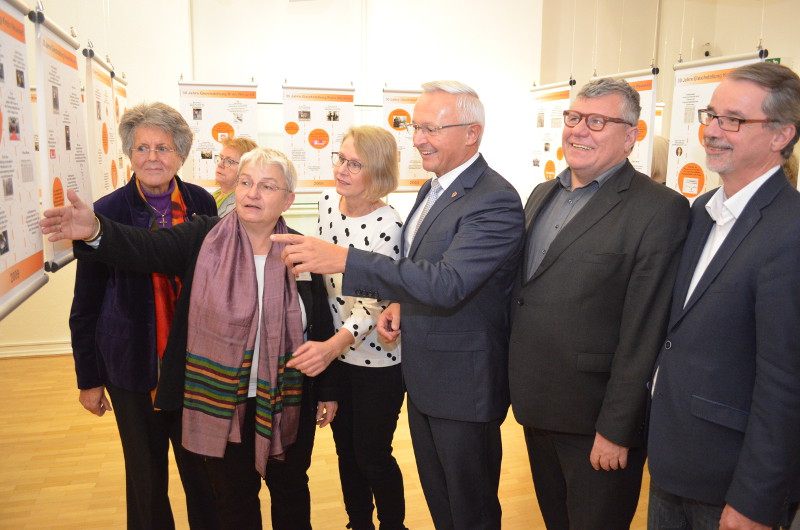 Landrat Achim Hallerbach und Gleichstellungsbeauftragte Doris Eyl-Mller hatten zum 30-jhrigen Jubilum der Gleichstellungsstelle des Landkreises in das Roentgen-Museum eingeladen. Foto: KV Neuwied