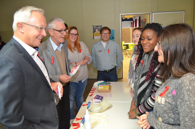 Die Medizinischen Fachangestellten des ersten Lehrjahres der Ludwig-Erhard-Schule Neuwied informierten auch in diesem Jahr wieder anlsslich des Welt-Aids-Tages Schler ber die Immunschwcheerkrankung und weitere sexuell bertragbare Geschlechtskrankheiten. Foto: KV Neuwied