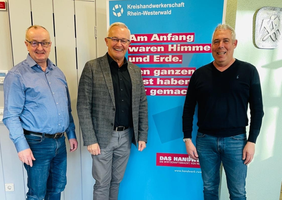 Geschftsstellenleiter Matthias Dahmen, Landrat Hallerbach und Kreishandwerksmeister Ralf Winn (von links) trafen sich zum Gesprch. (Foto: Privat)