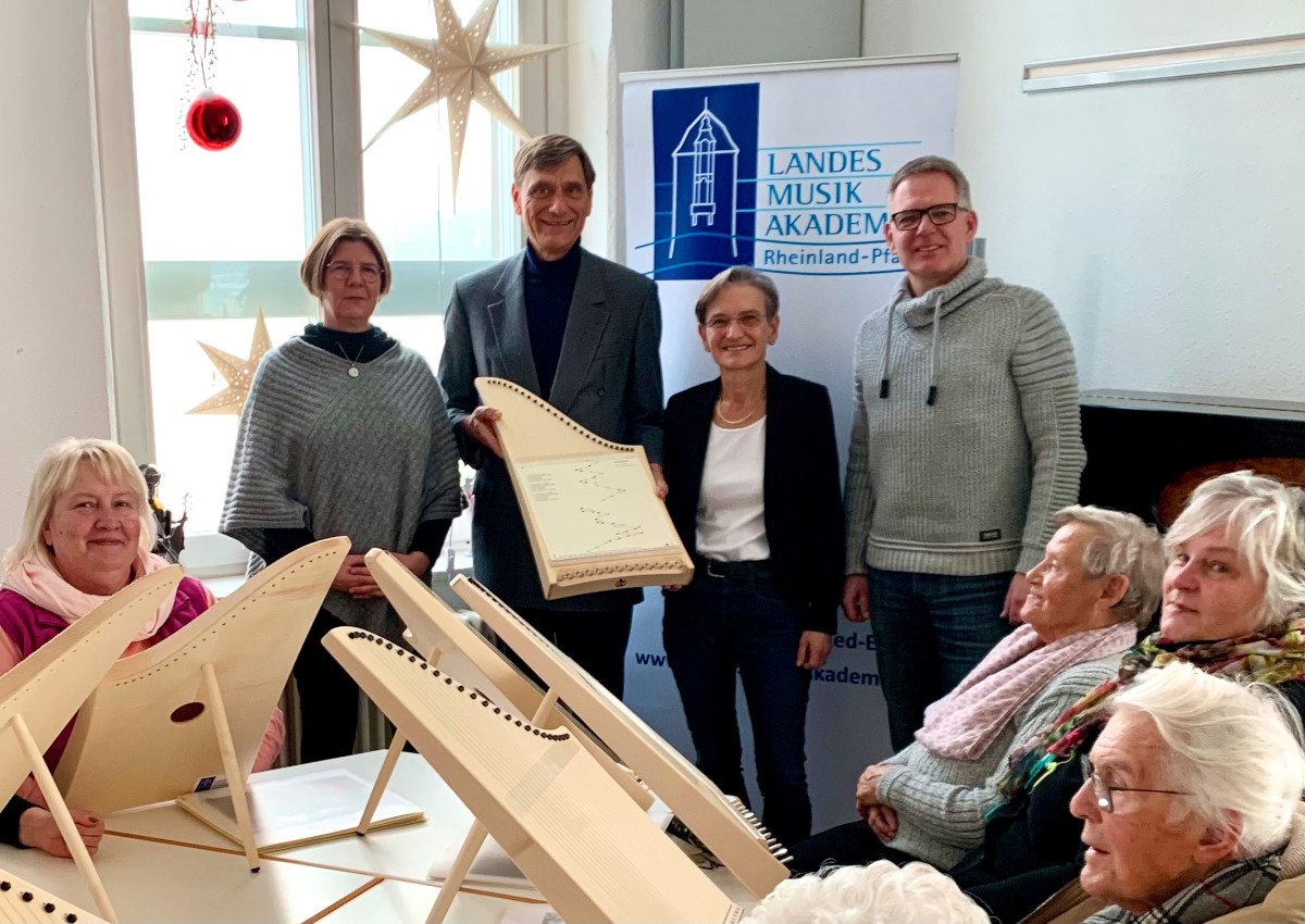 Neue Instrumente fr das Heinrich-Haus: Landesmusikakademie berreicht Leihgaben