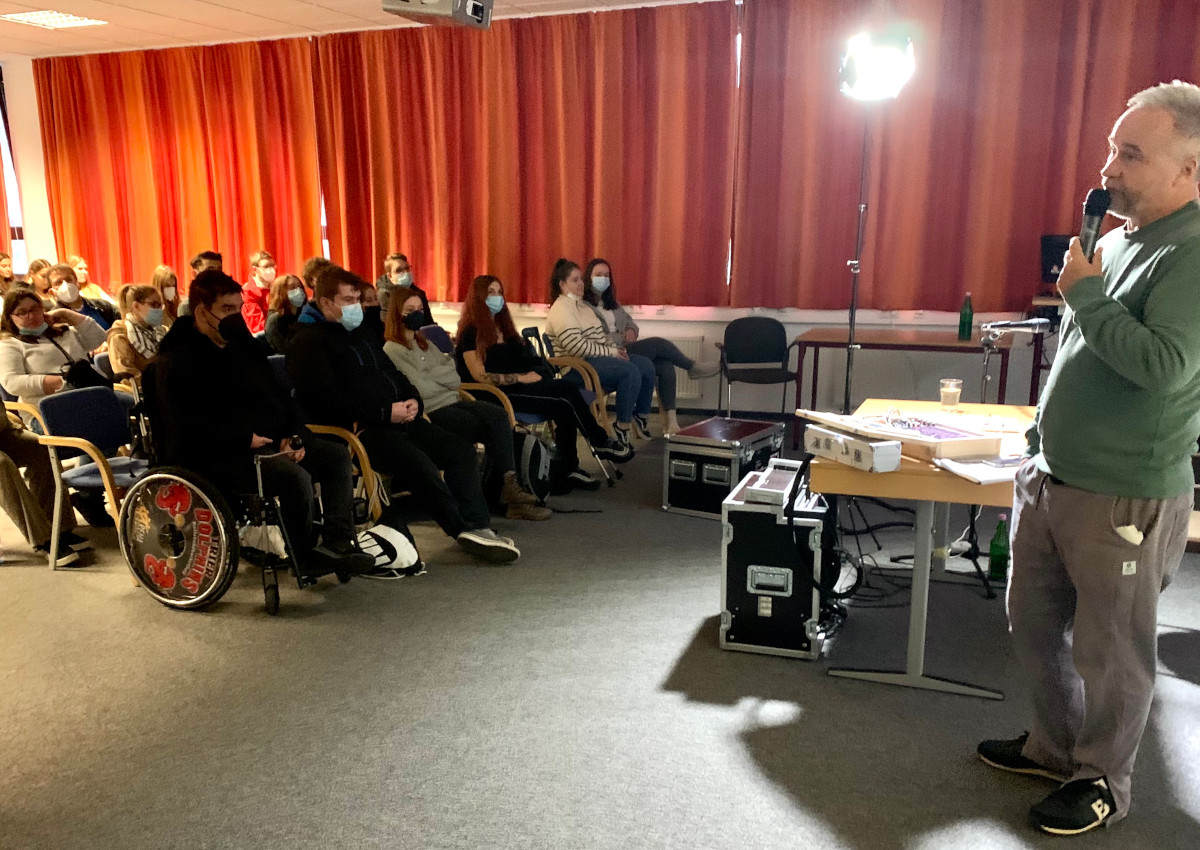 Schauspieler und Grimme-Preistrger Thomas Darchinger spricht vor Schlern der Berufsbildenden Schule Heinrich-Haus. (Foto: Heinrich-Haus)