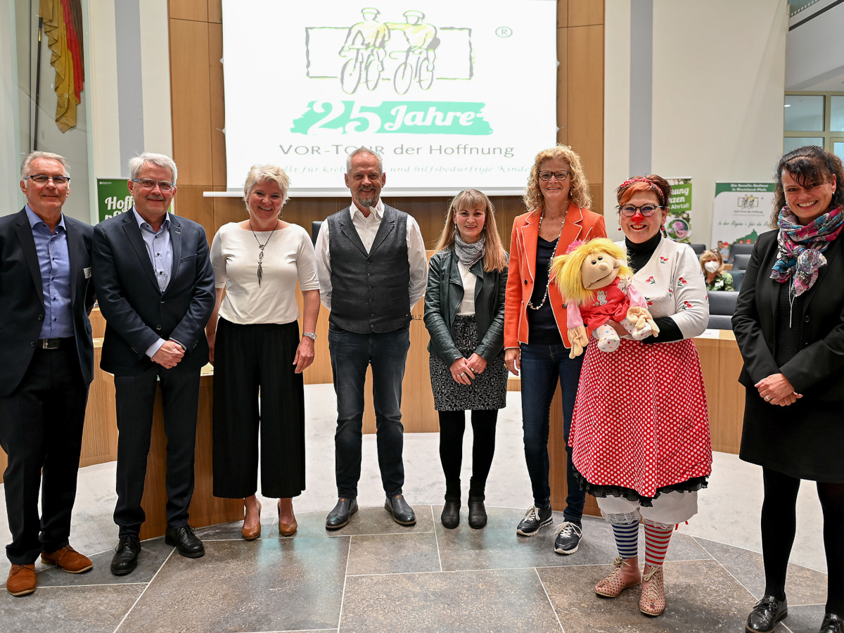 Der Vorsitzende der Vor-Tour der Hoffnung, Jrgen Grnwald, Hans-Peter Knossalla und Beate Christ (Neuwieder Hospizverein) mit Vertretern der Stiftung Kinderseele, dem Verein BenefitZ - wir helfen Kindern und den Westerwlder Clowndoktoren bei der Spendenbergabe im Landtag. (Landtag Rheinland-Pfalz/Andreas Linsenmann)