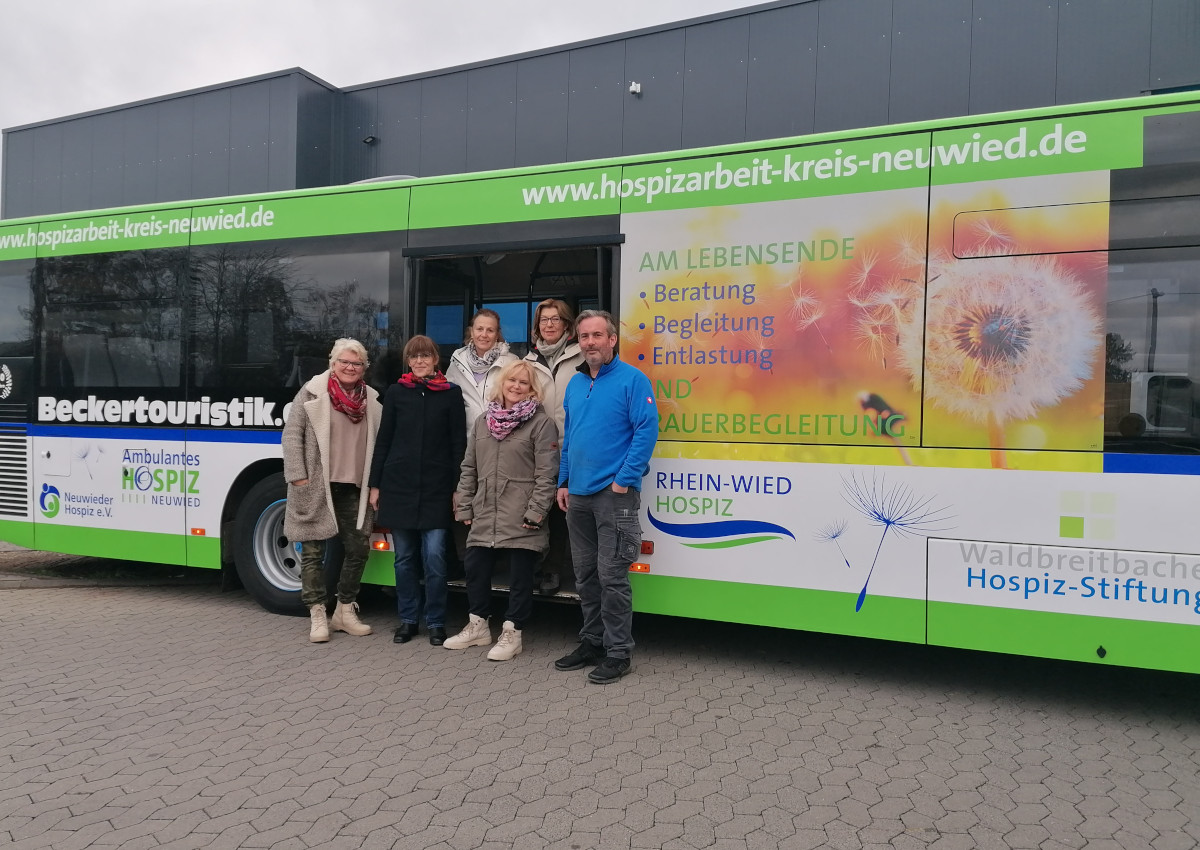 Sascha Becker von Becker Touristik, Ingrid Steyer (Vorstand Hospizverein), Margit Michels, Verena Krings-Ax (Hospizfachkrfte Ambulantes Hospiz), Anita Ludwig (Leitung Ambulantes Hospiz) und Beate Christ (Trauerkoordinatorin Hospizverein) vor dem neu gestalteten Linienbus. (Foto: Kristin Becker)