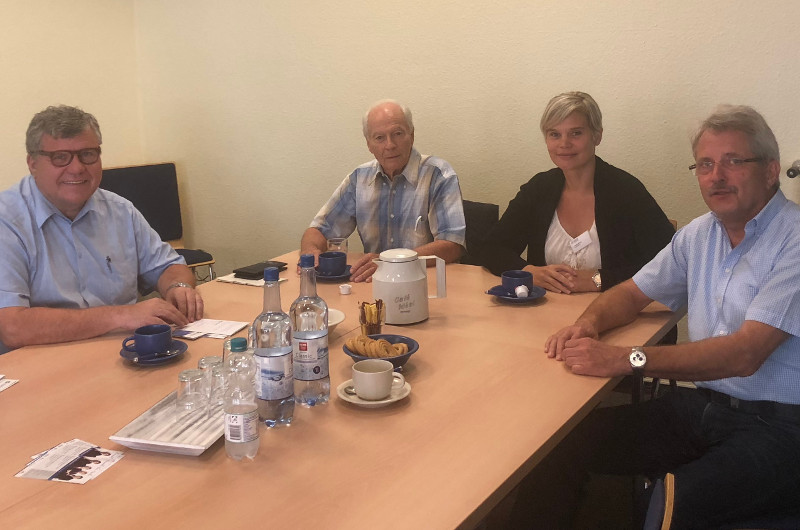 1. Kreisbeigeordneter Michael Mahlert im Gesprch mit Vorstandsmitglied des Hospizvereines Horst Roth, Hospizfachkraft Cindy Stein sowie dem Vorsitzenden des Hospizvereines Neuwied, Hans-Peter Knossalla (v.l.nr.). Foto: Privat
