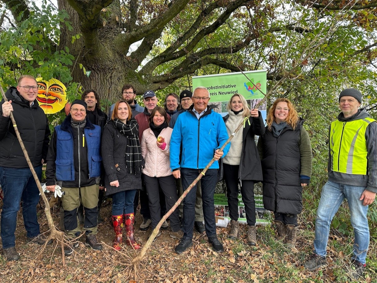 Zugunsten der Abtei Rommersdorf-Stiftung fand die elfte Ausgabe der Obsthochstmme statt, diesmal wieder an der Eiche am Zoo. Auch im Namen des 1. Kreisbeigeordneten Philipp Rasbach lobte Landrat Achim Hallerbach das Engagement aller Beteiligten um Dr. Reinhard Lahr. (Foto: Thomas Herschbach)