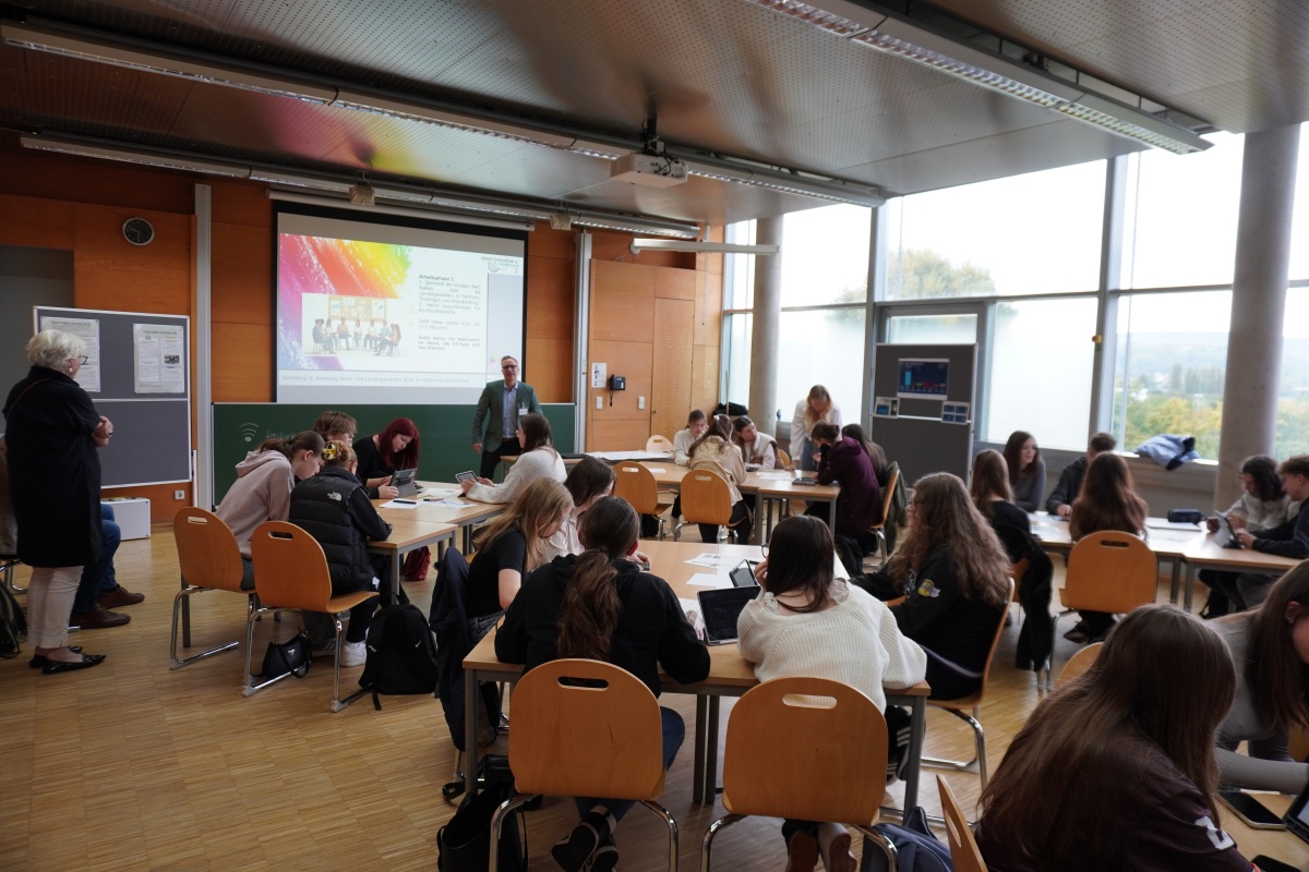 In einem der Workshops beim Demokratietag der Universitt Koblenz setzten sich die Jugendlichen mit den Landtagswahlen im Osten auseinander. (Fotos: Universitt Koblenz)