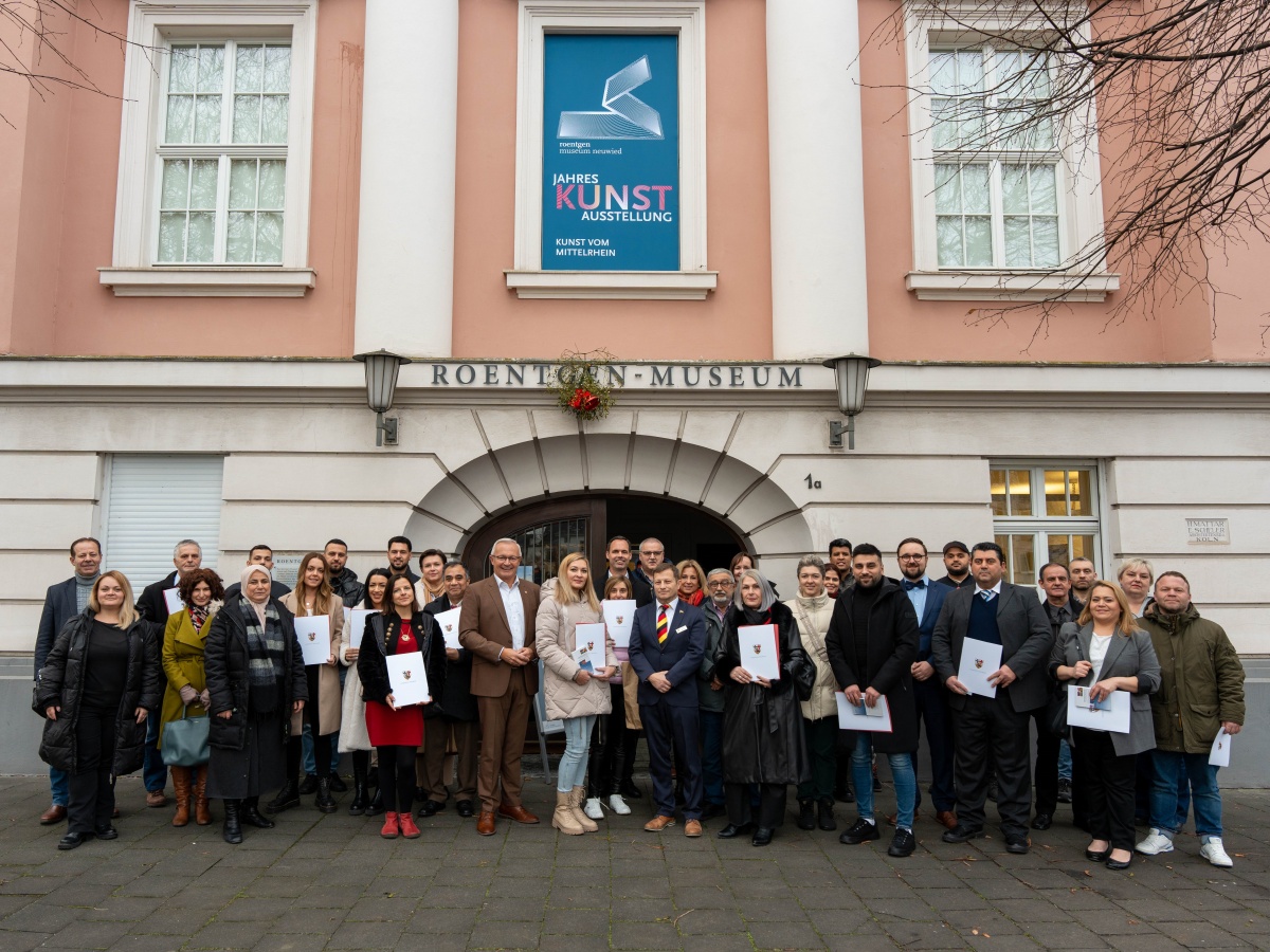 Bei der ersten Einbrgerungsfeier des frisch angebrochenen Jahres konnte Landrat Achim Hallerbach die deutsche Staatsbrgerschaft an elf Frauen und 15 Mnner verleihen (Foto: Martin Boden/Kreisverwaltung Neuwied) 