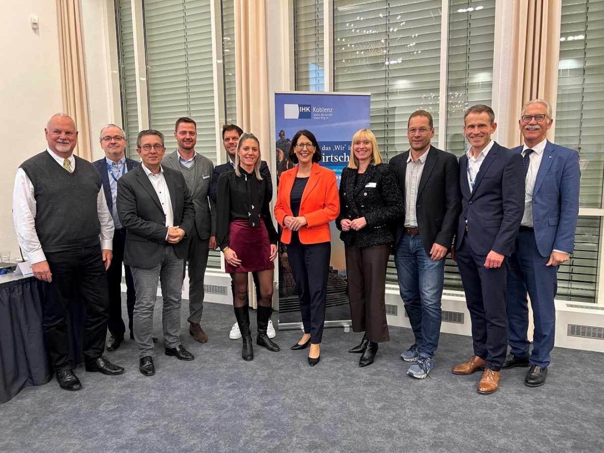 Das Prsidium der IHK Koblenz mit Daniela Schmitt, Ministerin fr Wirtschaft, Verkehr, Landwirtschaft und Weinbau des Landes Rheinland-Pfalz, und Professor Dr. Christian Andres, Rektor der WHU. (Foto: Kerstin Gehring/IHK Koblenz)