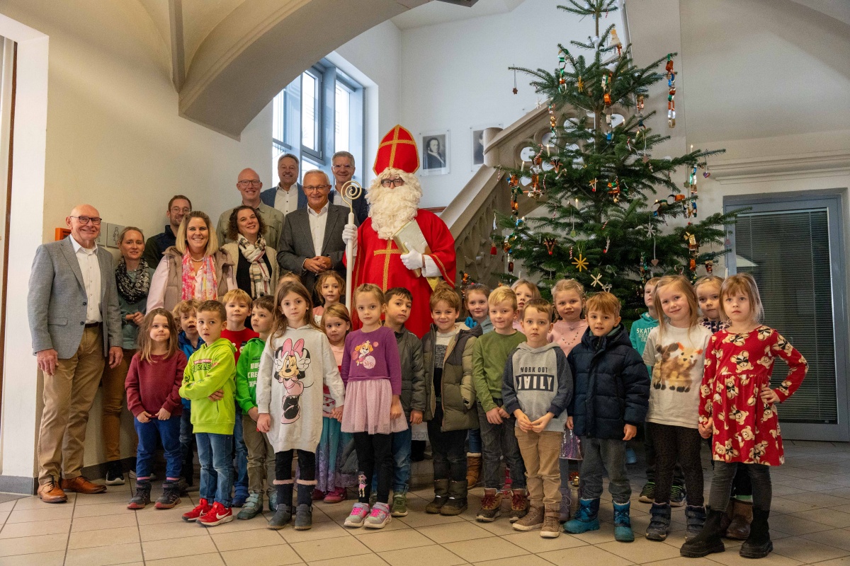 Die Vorschulkinder aus Melsbach, begleitet von Kita-Leiterin Annika Wolff und Team, brachten weihnachtliche Stimmung in die Neuwieder Kreisverwaltung. (Foto: Martin Boden)