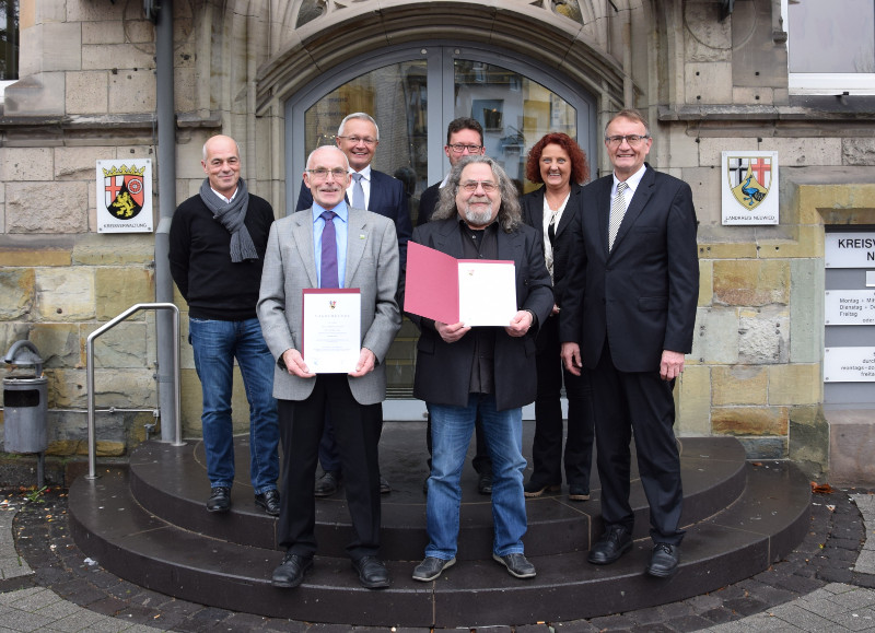 Von rechts: Landrat Rainer Kaul, Personalratsvorsitzende Birgit Eisenhuth, Salvatore Giardina, Personalleiter Oliver Honnef, Karl-Heinz Faber, 1. Beigeordneter Achim Hallerbach und Peter Krischer. Foto: KV Neuwied
